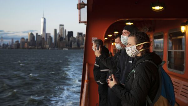 Especialistas médicos com máscaras se direcionando de barca a Nova York para ajudar a combater o coronavírus - Sputnik Brasil