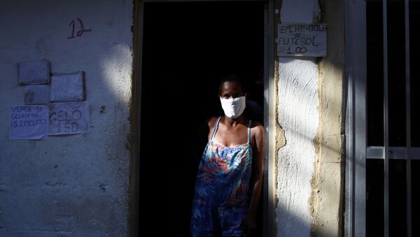Mulher asmática vende gelo na porta de sua casa, no Rio de Janeiro, 21 de abril de 2020 - Sputnik Brasil