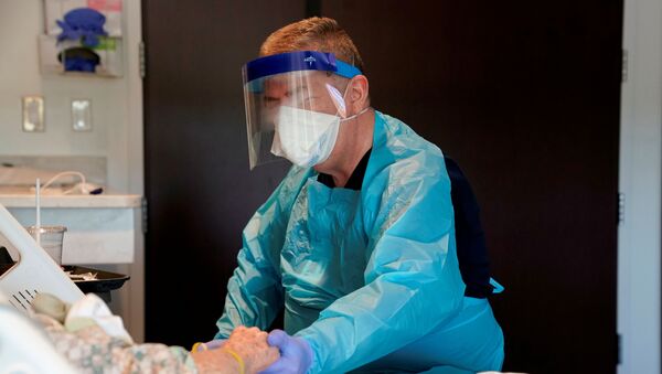 Médico com paciente que espera resultado de teste para a COVID-19, na cidade de Shawnee, no estado de Oklahoma, EUA, 23 de abril de 2020 - Sputnik Brasil