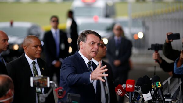 Presidente Jair Bolsonaro gesticula ao sair do Palácio Alvorada, em meio à pandemia, em Brasília, Brasil, 20 de abril de 2020 - Sputnik Brasil
