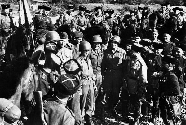 Há 75 anos no rio Elba: como foi o encontro caloroso entre tropas soviéticas e forças dos EUA - Sputnik Brasil