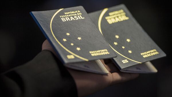 Novo passaporte brasileiro, apresentado pelo Ministério da Justiça na última semana - Sputnik Brasil