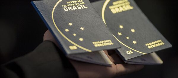 Novo passaporte brasileiro, apresentado pelo Ministério da Justiça na última semana - Sputnik Brasil