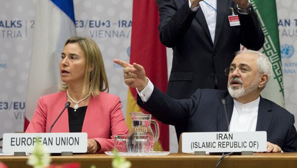 Federica Mogherini (esquerda) e Javad Zarif durante negociações sobre o programa nuclear iraniano, em Viena, em 14 de julho - Sputnik Brasil