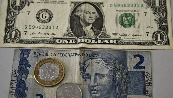 Cédulas do dólar americano e do real brasileiro (foto de arquivo) - Sputnik Brasil