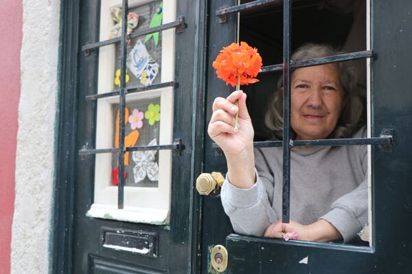 Em confinamento pela pandemia, Portugal celebra 46 anos sem ditadura cantando nas janelas (FOTOS) - Sputnik Brasil
