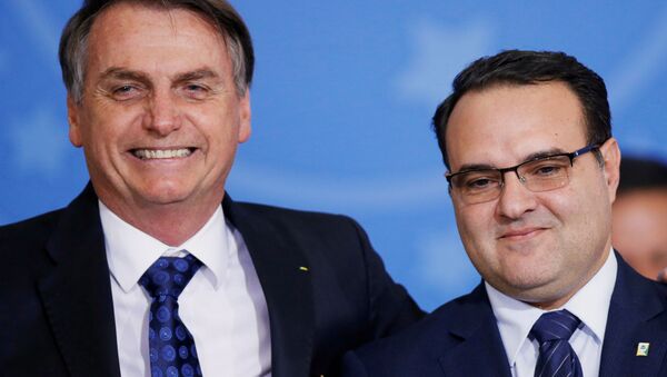 O presidente do Brasil, Jair Bolsonaro (à direita), ao lado do secretário-geral da Presidência, Jorge Oliveira (à esquerda), durante cerimônia em 24 de julho de 2019. - Sputnik Brasil