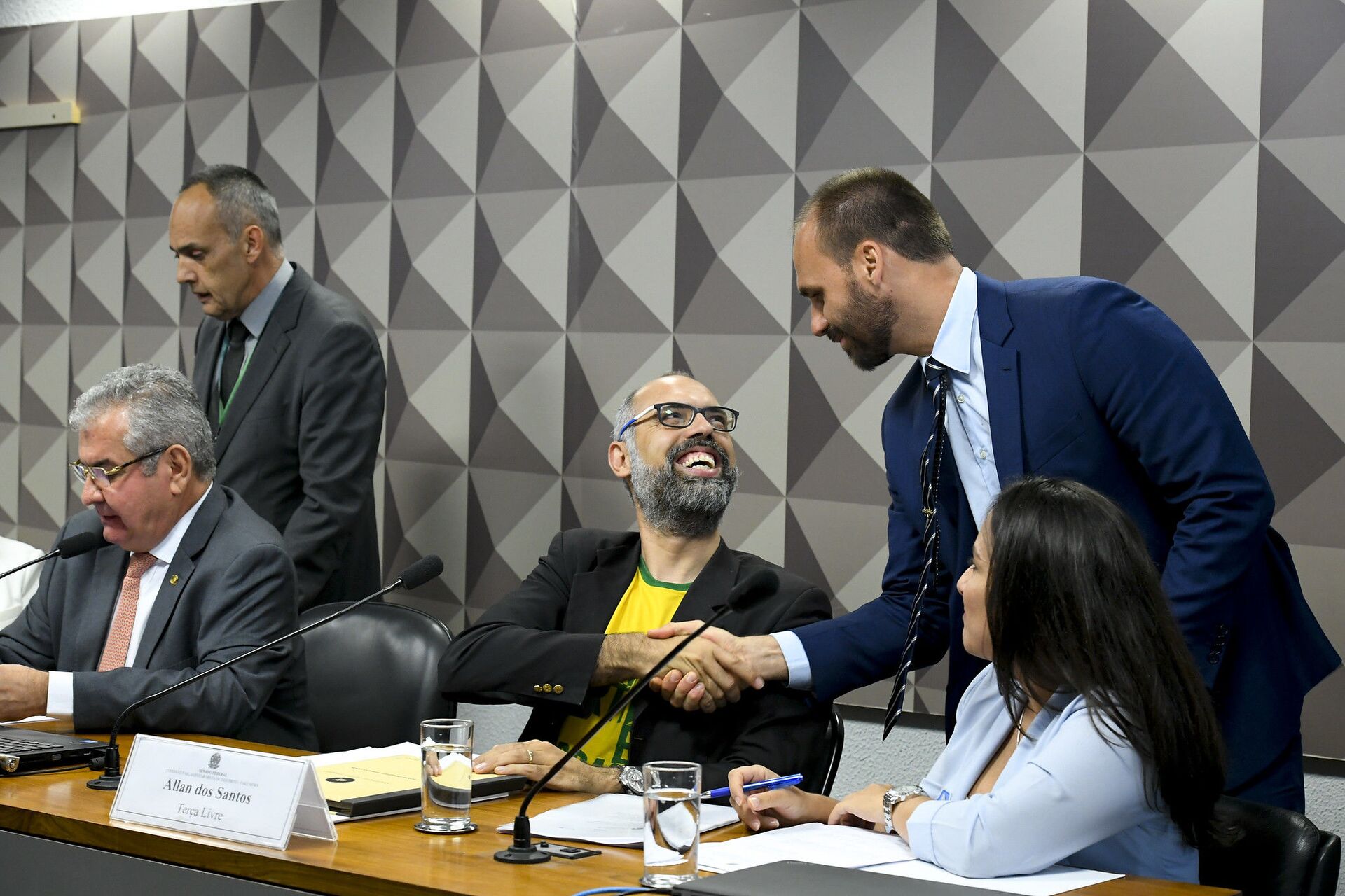 O blogueiro Allan dos Santos cumprimenta o deputado federal Eduardo Bolsonaro (PSL-SP) durante sessão da CPMI das Fake News (foto de arquivo) - Sputnik Brasil, 1920, 09.11.2021