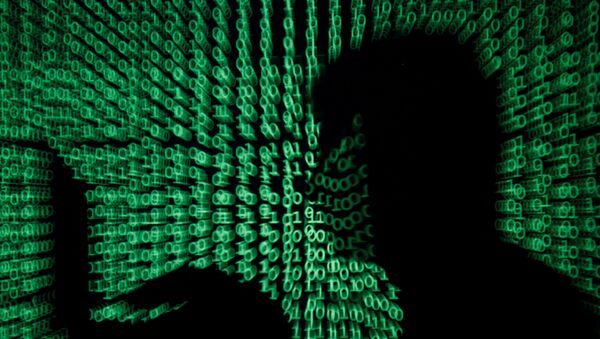 Homem com computador em fundo de código cibernético (imagem ilustrativa) - Sputnik Brasil