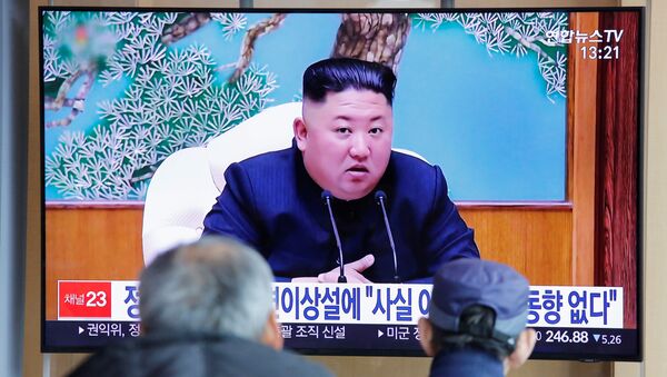 Sul-coreanos assistem a uma reportagem televisiva sobre o líder norte-coreano Kim Jong-un em Seul, na Coreia do Sul, 21 de abril de 2020 - Sputnik Brasil