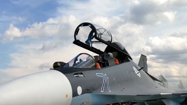 Tripulação de caça Su-30SM durante treinamento de ataque a alvos navais - Sputnik Brasil
