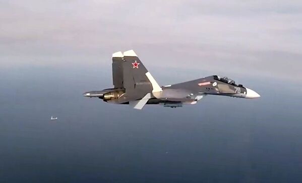 Caça Su-30SM sobrevoa o mar Báltico durante exercício de ataque a navios inimigos, que envolveu cerca de 10 aeronaves - Sputnik Brasil