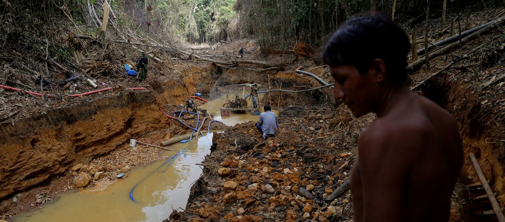 Índio yanomami acompanha agente do Ibama em operação contra a mineração ilegal no setor de Roraima da Amazônia - Sputnik Brasil, 1920, 21.05.2020