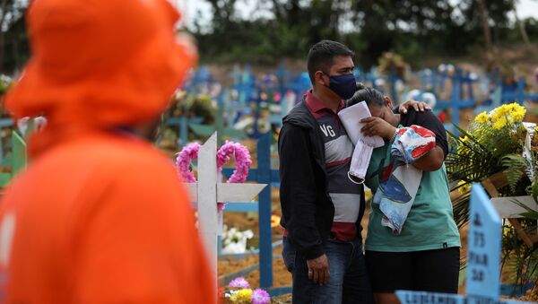 Familiares se emocionam durante enterro de vítima da COVID-19 no cemitério Parque Taruma, em Manaus, no Amazonas. - Sputnik Brasil