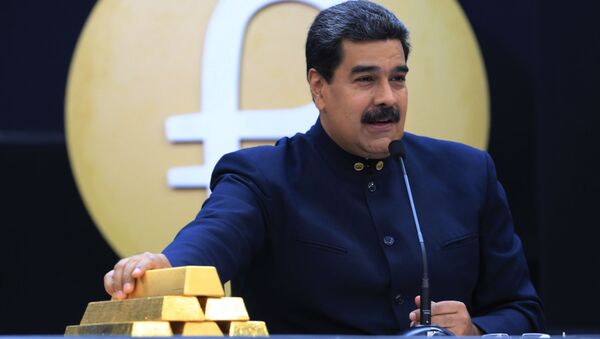 Nicolás Maduro falando ao lado de lingotes de ouro - Sputnik Brasil