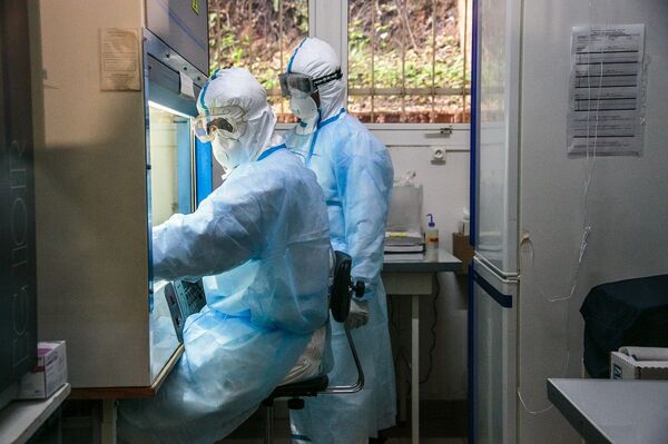 Especialista explica por que nenhuma vacina conseguirá parar o coronavírus - Sputnik Brasil