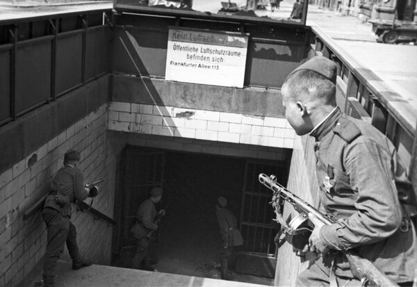 Soldados soviéticos na entrada de uma das estações do metrô de Berlim em 1945 - Sputnik Brasil