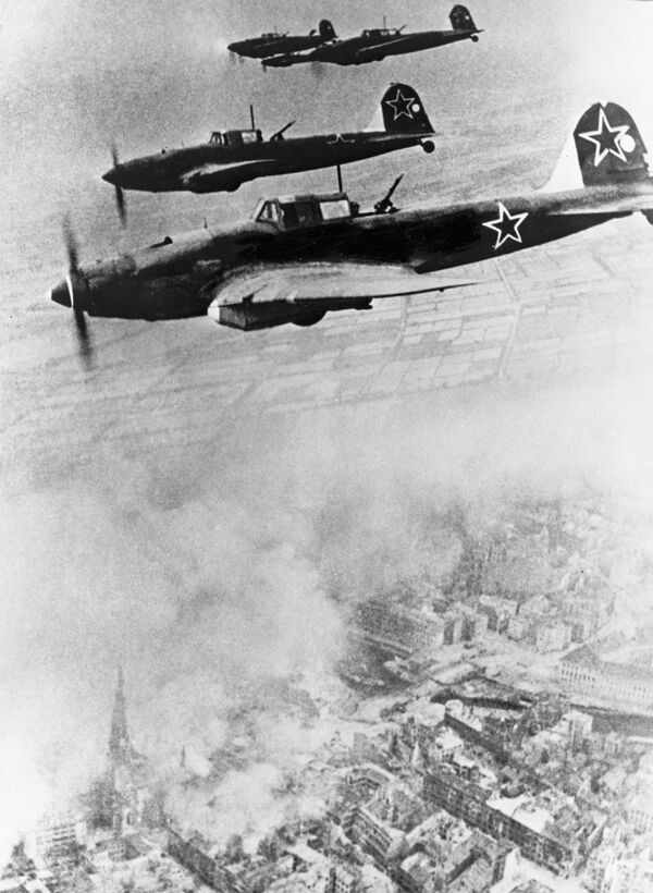 Aeronaves soviéticas voando rumo à Berlim em 1945 - Sputnik Brasil