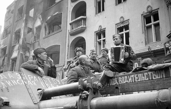 Soldados soviéticos ouvem música de acordeão - Sputnik Brasil