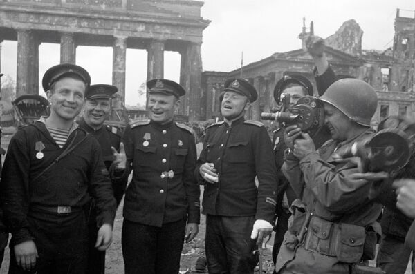 Marinheiros soviéticos, heróis do ataque a Berlim, posam para um correspondente americano - Sputnik Brasil