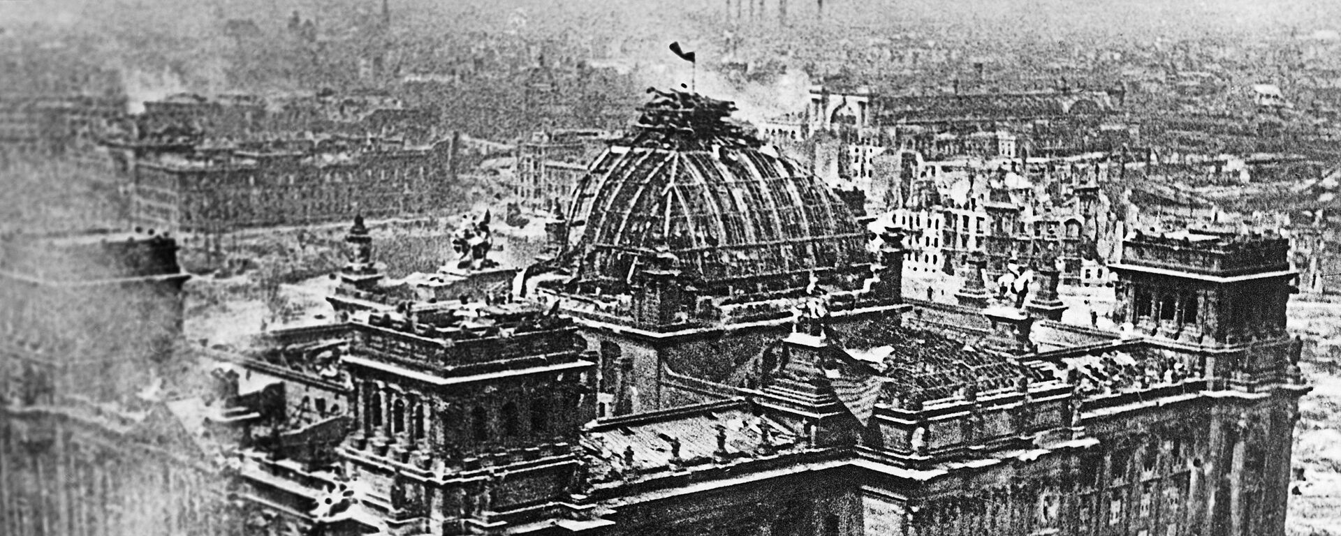 Bandeira da Vitória sobre o Reichstag em Berlim em 1º de maio de 1945 - Sputnik Brasil, 1920, 23.05.2024