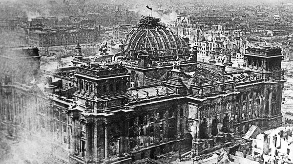 Bandeira da Vitória sobre o Reichstag em Berlim em 1º de maio de 1945 - Sputnik Brasil