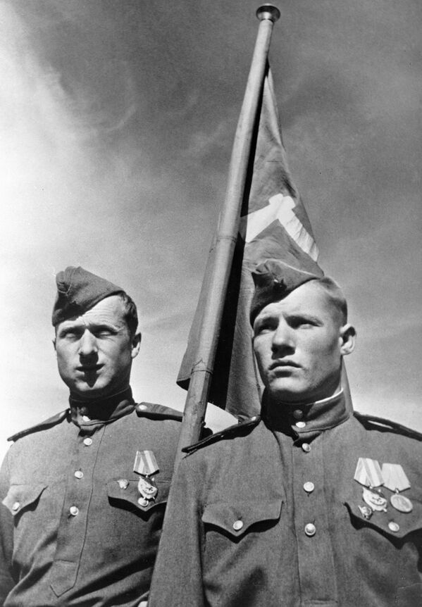 Mikhail Egorov (à direita) e Meliton Kantariya (à esquerda), soldados soviéticos que fincaram a bandeira da Vitória sobre o Reichstag em Berlim - Sputnik Brasil