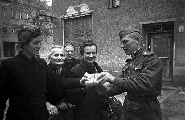 Soldado soviético distribui pães a mulheres de Berlim, em 7 de maio de 1945 - Sputnik Brasil