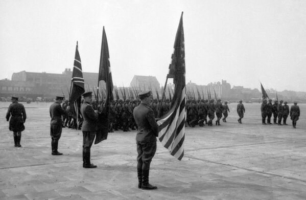 Representantes do comando aliado durante a chegada para assinatura da capitulação da Alemanha, no aeródromo de Tempelhof, Berlim - Sputnik Brasil