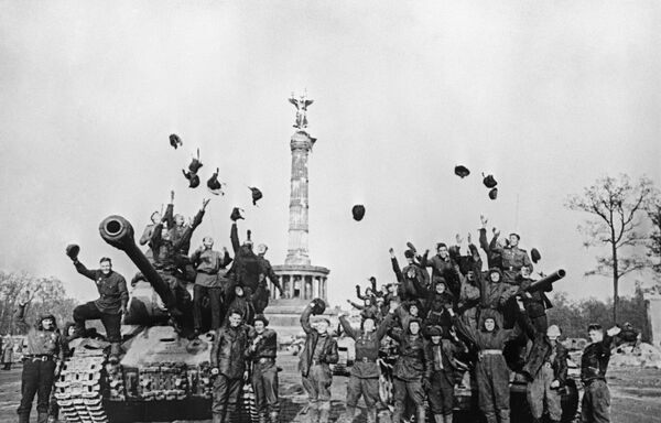 Tanquistas soviéticos celebram a Vitória em Berlim em 1945 - Sputnik Brasil
