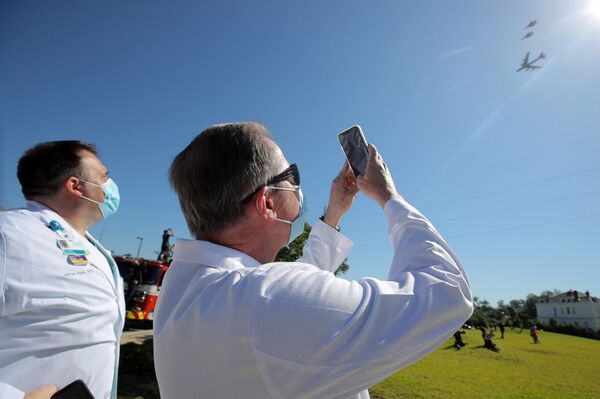 B-52 perde parte da fuselagem em voo durante homenagem a médicos e enfermeiros nos EUA - Sputnik Brasil