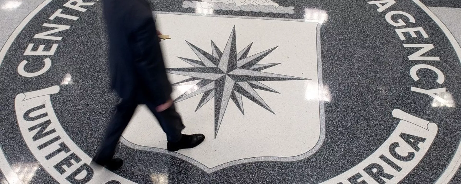 Logo da CIA no quartel-general da agência em Langley, EUA (foto de arquivo) Logo da CIA no quartel-general da agência em Langley, EUA (foto de arquivo) - Sputnik Brasil, 1920, 07.12.2021