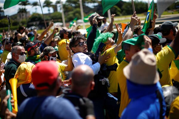 'Chegamos no limite, não tem mais conversa', diz Bolsonaro em protesto pró-golpe militar (VÍDEO) 'Chegamos no limite, não tem mais conversa', diz Bolsonaro em protesto pró-golpe militar (VÍDEO) - Sputnik Brasil