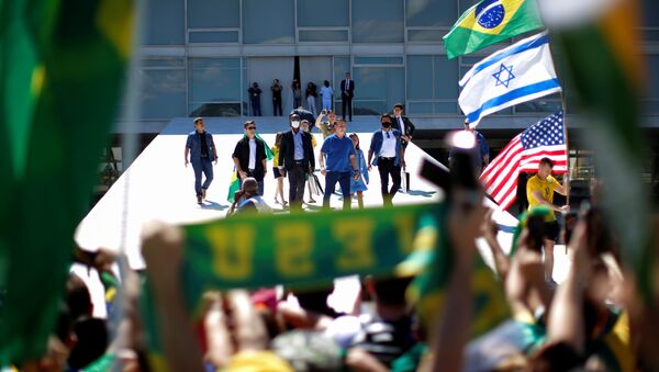 O presidente do Brasil, Jair Bolsonaro, cumprimenta apoiadores durante um protesto pedindo intervenção militar em Brasília, no dia 3 de maio de 2020.  - Sputnik Brasil