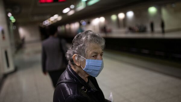 Passageiro usando máscara protetora espera por um trem na estação de metrô da praça Syntagma, no primeiro dia de abrandamento da quarentena nacional contra a propagação da doença do coronavírus (COVID-19), em Atenas, Grécia, 4 de maio de 2020 - Sputnik Brasil