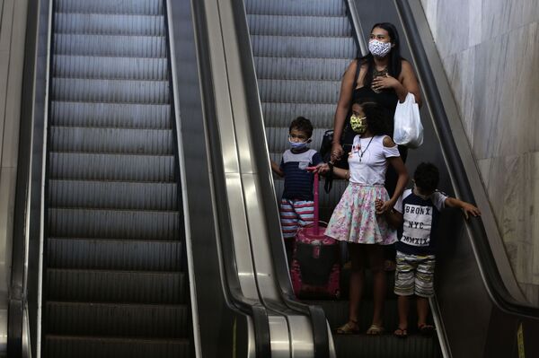 Bolsonaro veta uso obrigatório de máscaras em comércio, templos e repartições públicas Bolsonaro veta uso obrigatório de máscaras em comércio, templos e repartições públicas - Sputnik Brasil