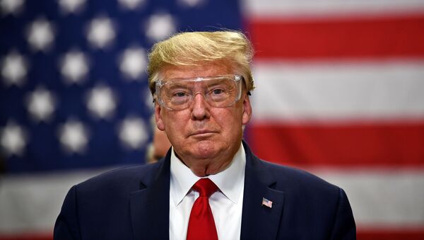 Presidente dos EUA, Donald Trump, usa óculos protetores durante visita a fábrica de máscaras em Phoenix, no Arizona (EUA), 5 de maio de 2020 - Sputnik Brasil