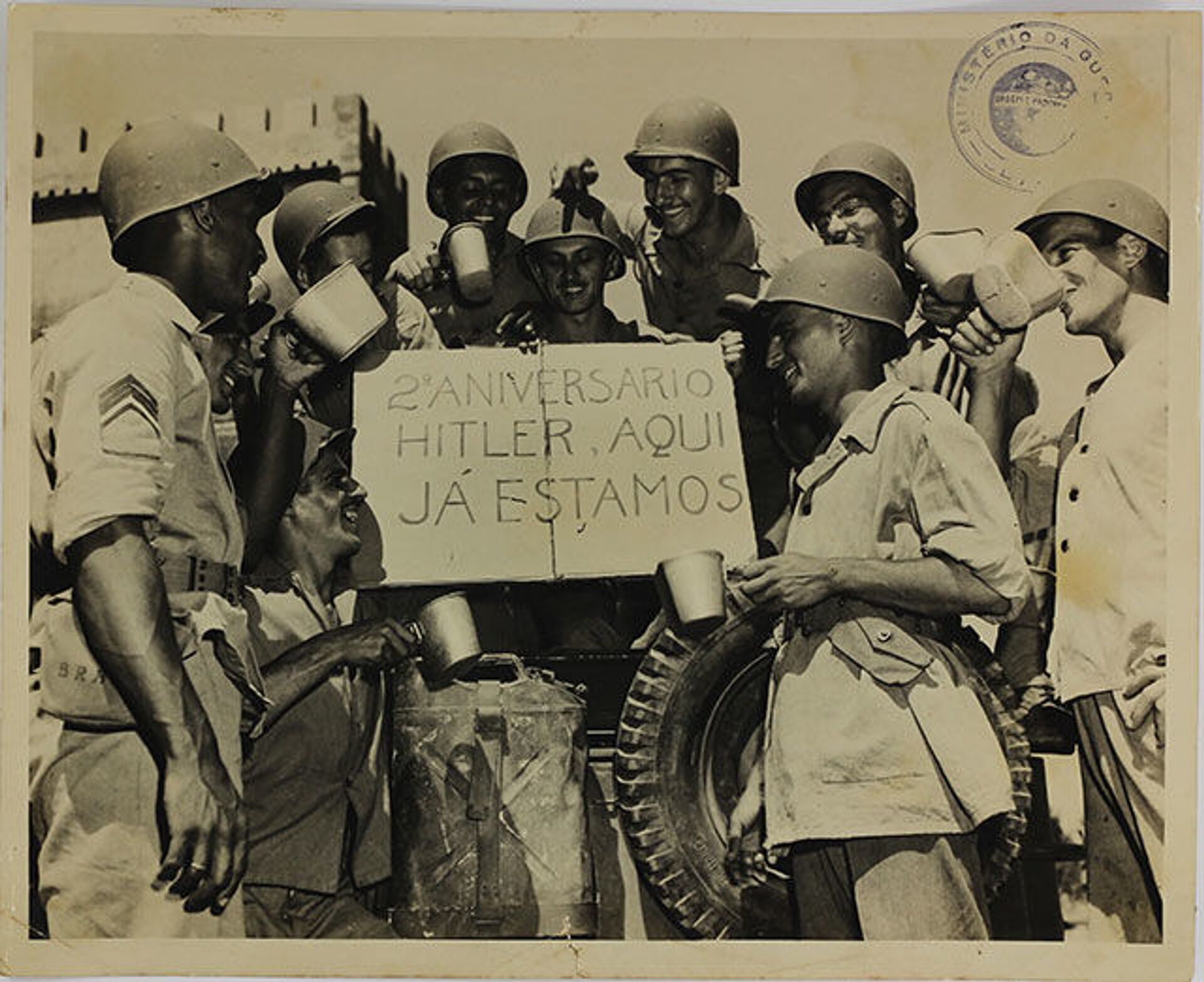 Homens da Força Expedicionária Brasileira (FEB) seguram placa com provocação a Adolph Hitler. - Sputnik Brasil, 1920, 05.01.2022