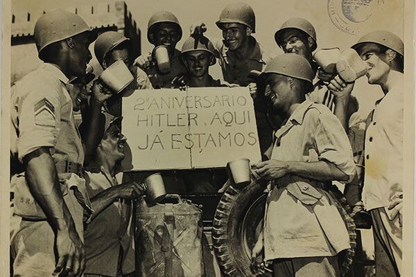 Homens da Força Expedicionária Brasileira (FEB) seguram placa com provocação a Adolph Hitler. - Sputnik Brasil