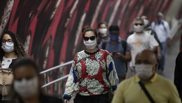 Passageiros no metrô de São Paulo usam máscaras para se proteger da COVID-19. - Sputnik Brasil