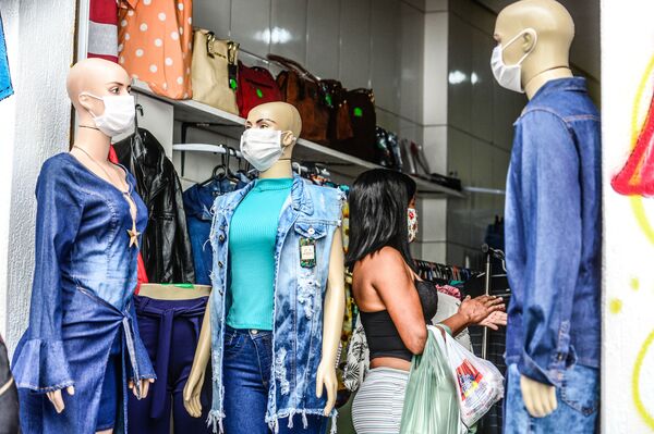 IBGE: Brasil tem queda no comércio e setor de veículos despenca 36% - Sputnik Brasil