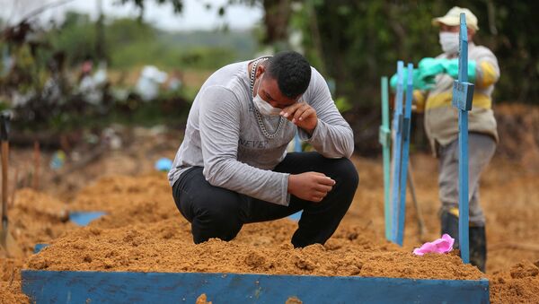 Homem chora a morte de avó de 71 anos, vítima da COVID-19, no cemitério Nossa Senhora, em Manaus (AM), 6 de maio de 2020 - Sputnik Brasil