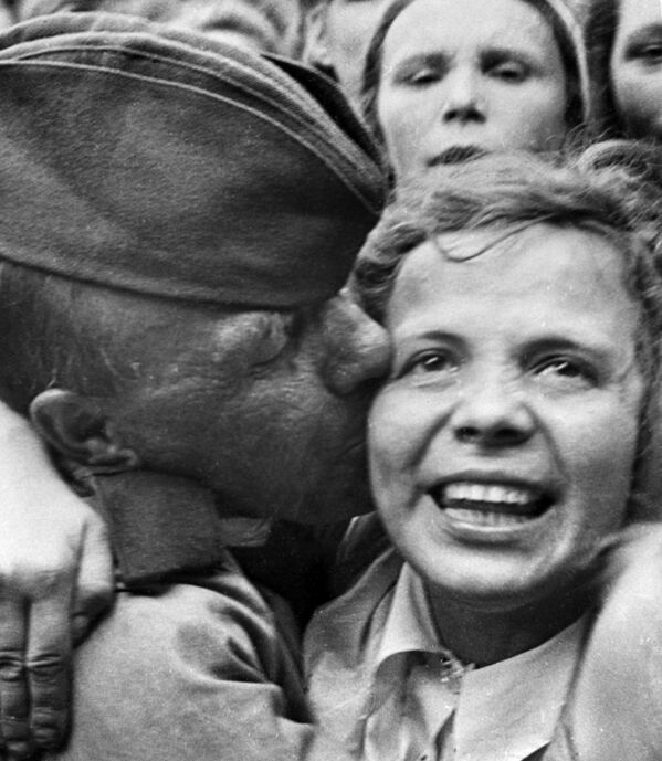 Recepção no terminal ferroviário Belorussky, em Moscou, dos primeiros soldados soviéticos regressados da frente de combate após a derrota da Alemanha de Hitler, junho de 1945 - Sputnik Brasil
