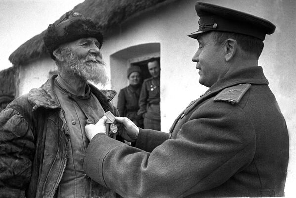 Comandante de divisão condecora o agricultor Pomkin no terceiro fronte ucraniano, em 1945 - Sputnik Brasil
