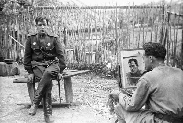 Pintor Nikolai Sokolov pinta retrato do tenente soviético N. Bryskin durante a Grande Guerra pela Pátria - Sputnik Brasil