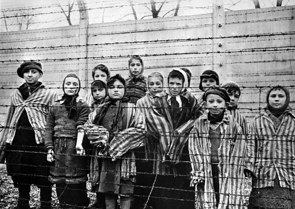 Crianças prisioneiras no campo de concentração de Auschwitz em 1945 - Sputnik Brasil