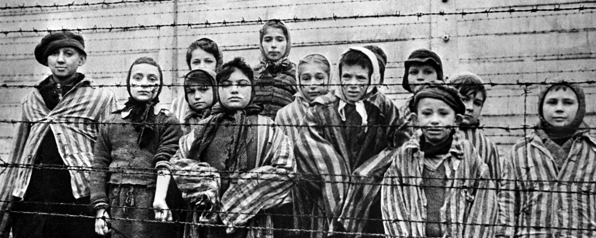 Crianças prisioneiras no campo de concentração de Auschwitz, em 1945 - Sputnik Brasil, 1920, 27.01.2025