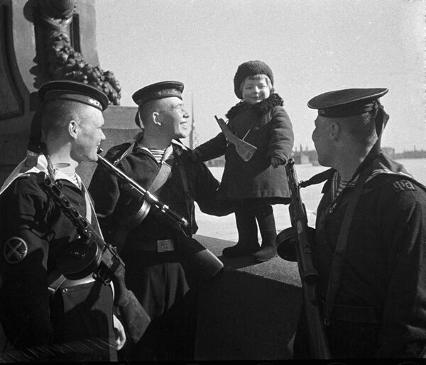 Marinheiros da Frota do Báltico da União Soviética conversam com garotinha órfã durante a evacuação de crianças de Leningrado, que estava sitiada - Sputnik Brasil