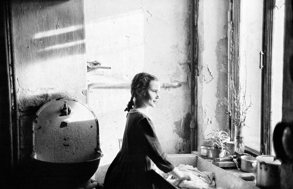 Adolescente em um apartamento dividido em Moscou em 1945 - Sputnik Brasil