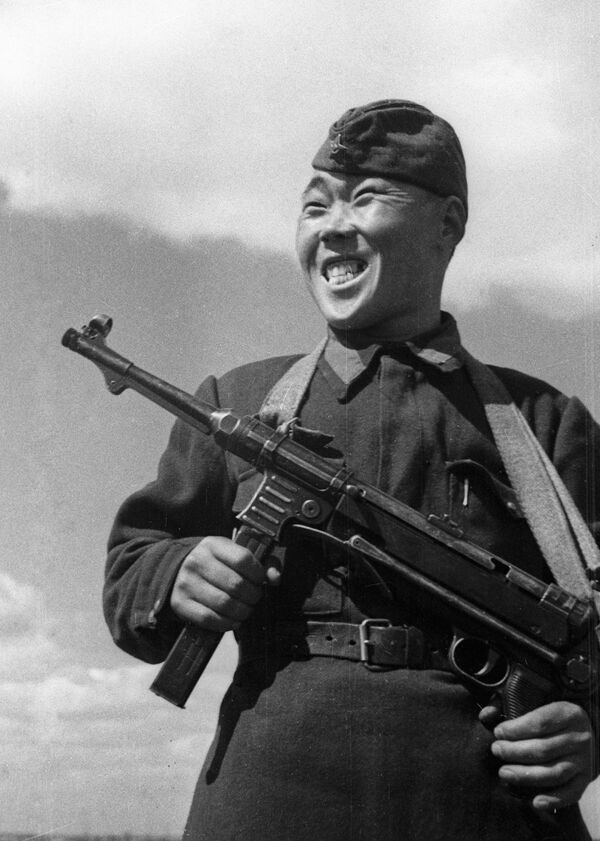 Franco-atirador soviético Maksim Passar, que eliminou 236 soldados e oficiais inimigos na defesa de Stalingrado - Sputnik Brasil